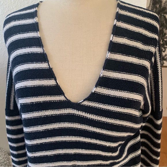 VINCE Navy and White Striped 100% Linen V-Neck Sweater.  Longsleeved.  Size M. - Picture 3 of 7